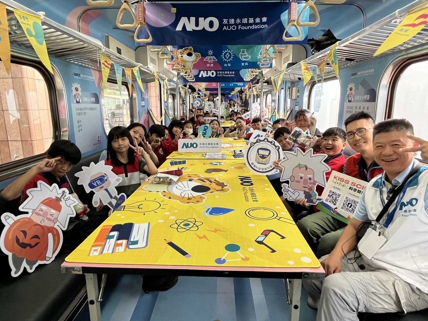 友達永續基金會參與「臺灣科普環島列車」，設計基礎科學車廂課程，以「淨零碳排和永續能源」為主題，讓學生透過創意實驗認識淨零知識，以及思考生活中的減碳行為