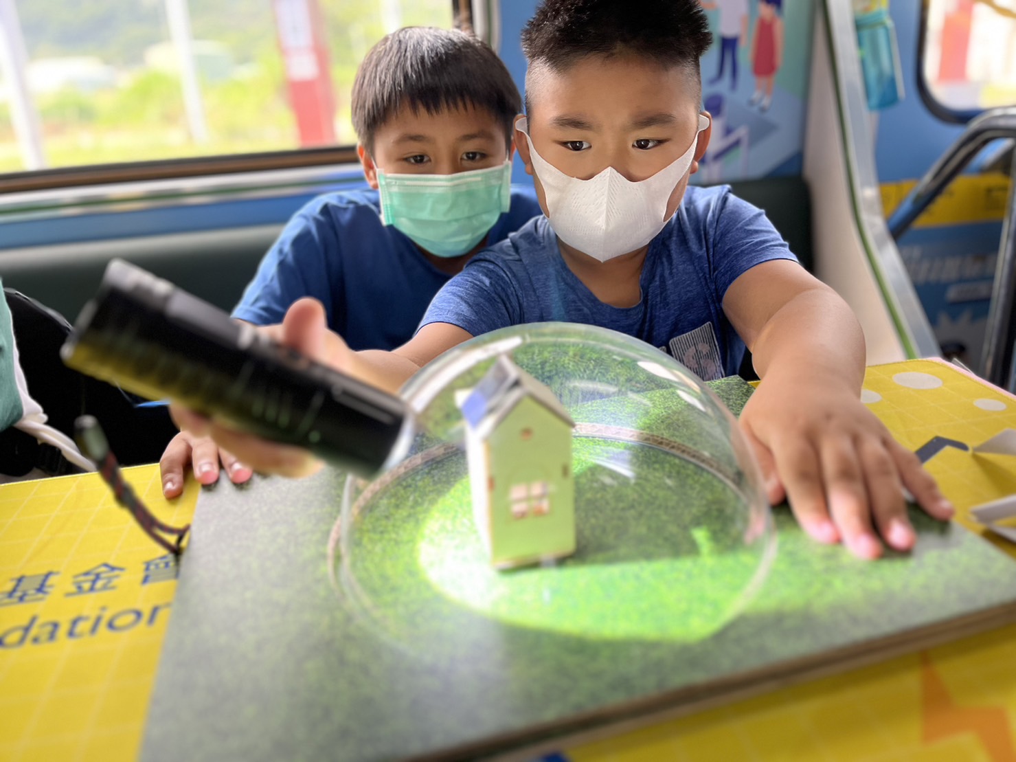 友達參與基礎科學主題車廂，以STEAM教學精神，設計「逐日科學家」、「太陽能工程師」以及「淨零建築師」三大能源科普課程和實驗