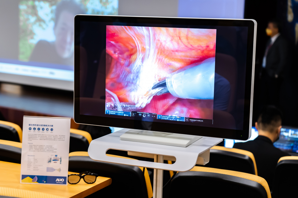 達擎於「國際大腸直腸外科論壇」中，成功導入達文西外接3D影像解決方案。透過達擎即時影像處理技術轉換為成1080p的高解析度畫質，將3D擬真畫面即時呈現於32吋4K 3D醫療顯示器