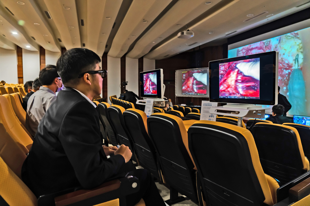 達擎之「達文西外接3D影像解決方案」，將達文西手術機器手臂的3D影像即時連線轉播，在會議室觀摩的醫師們只要戴上偏光眼鏡，就能與執刀醫師看到同步的3D立體影像，如臨操作台現場，縮短達文西手術的學習曲線