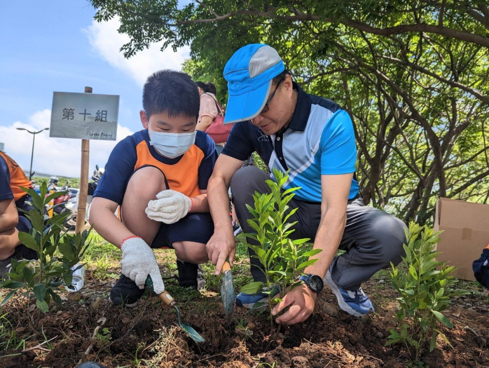 友達綠色志工及眷屬一起植下樹苗，親手打造綠帶景觀及動植物的友善棲息環境