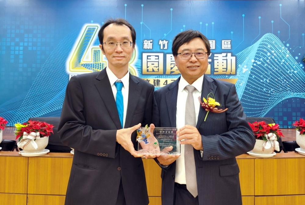 友達60吋高透明度Micro LED顯示器榮獲2023竹科創新產品獎，由友達光電顯示產品研發總部副總經理吳仰恩(左)代表領獎