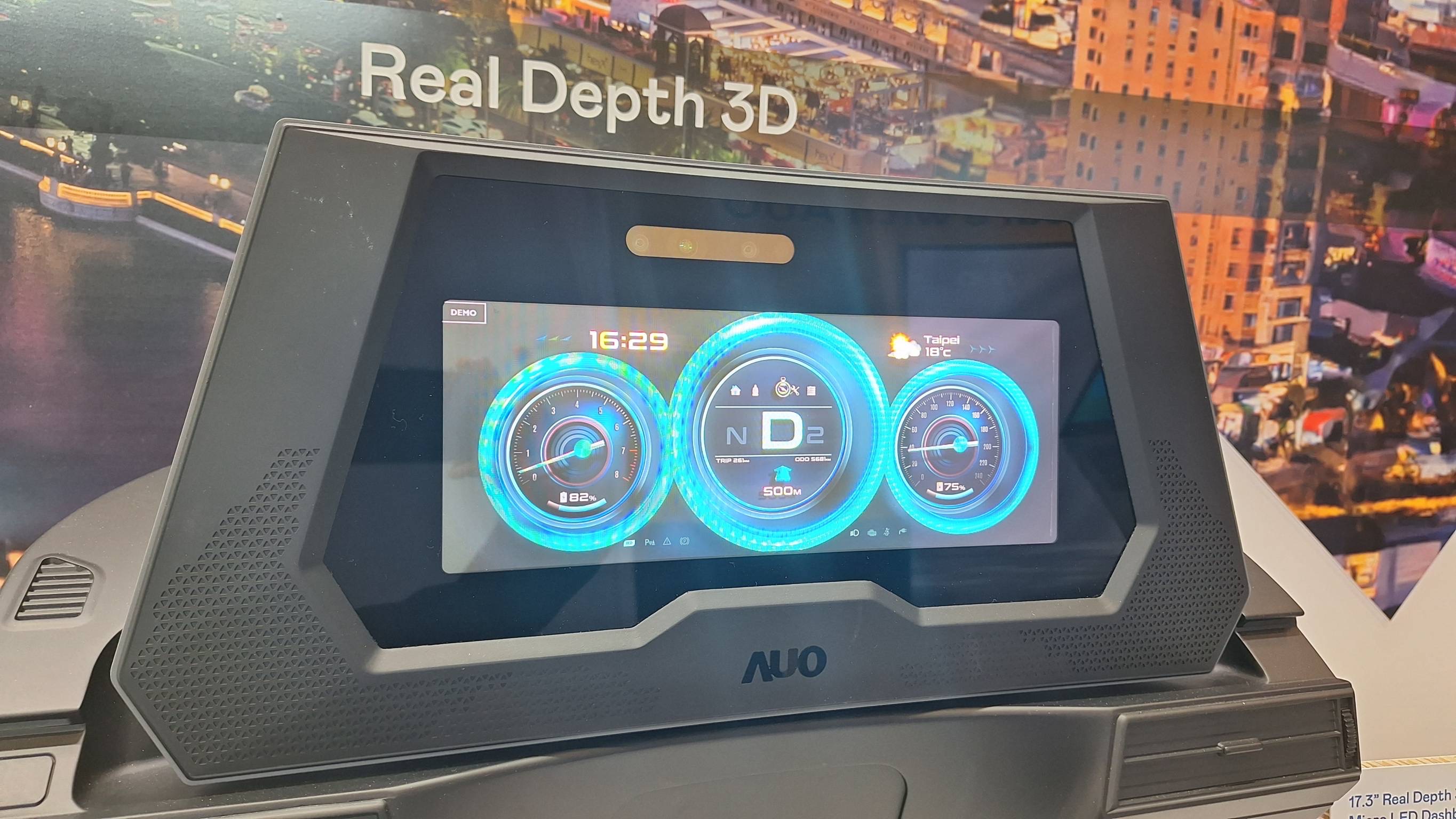 世界杯下单平台网站官网的「裸眼3D Micro LED仪表板」将Micro LED与LCD技术整合成17.3吋显示器，打造令人惊艳的3D效果，同时具备DMS辨识系统，可侦测驾驶行为并进行安全预警。