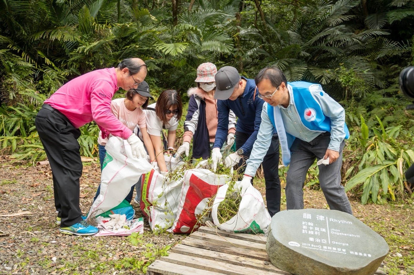 為共同守護在地物種，友達永續基金會號召志工認識並移除「綠癌」: 外來入侵種小花蔓澤蘭