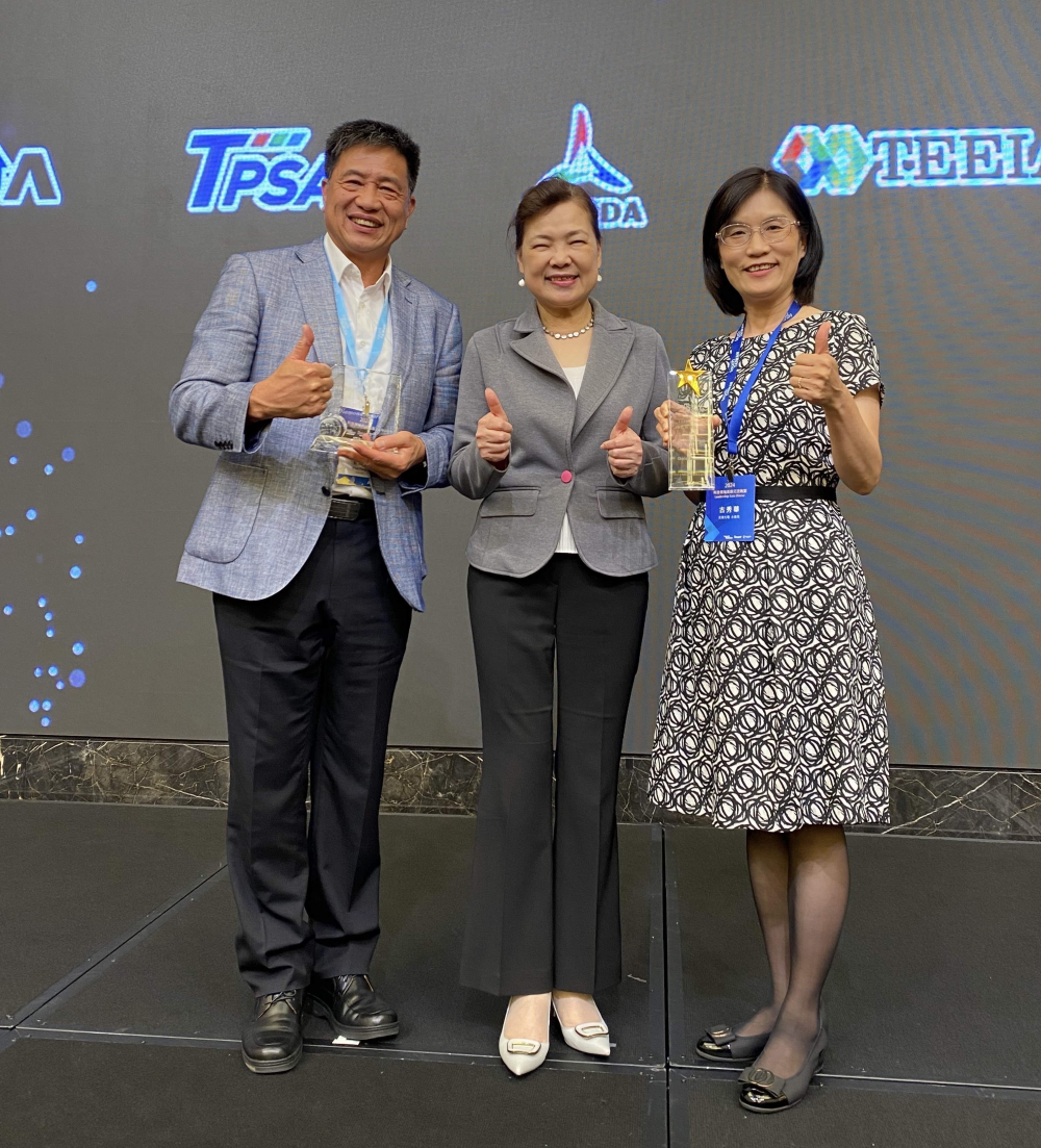 友達致力推動永續發展，於Touch Taiwan2024以3R策略貫穿Display、ESG展位實現綠色展覽目標之成果，Display展位獲綠色裝潢設計鑽質獎最高榮譽，ESG同獲金質獎殊榮。由經濟部長王美花（中）親自頒予友達光電董事長彭双浪（左）、友達光電永續長古秀華（右）