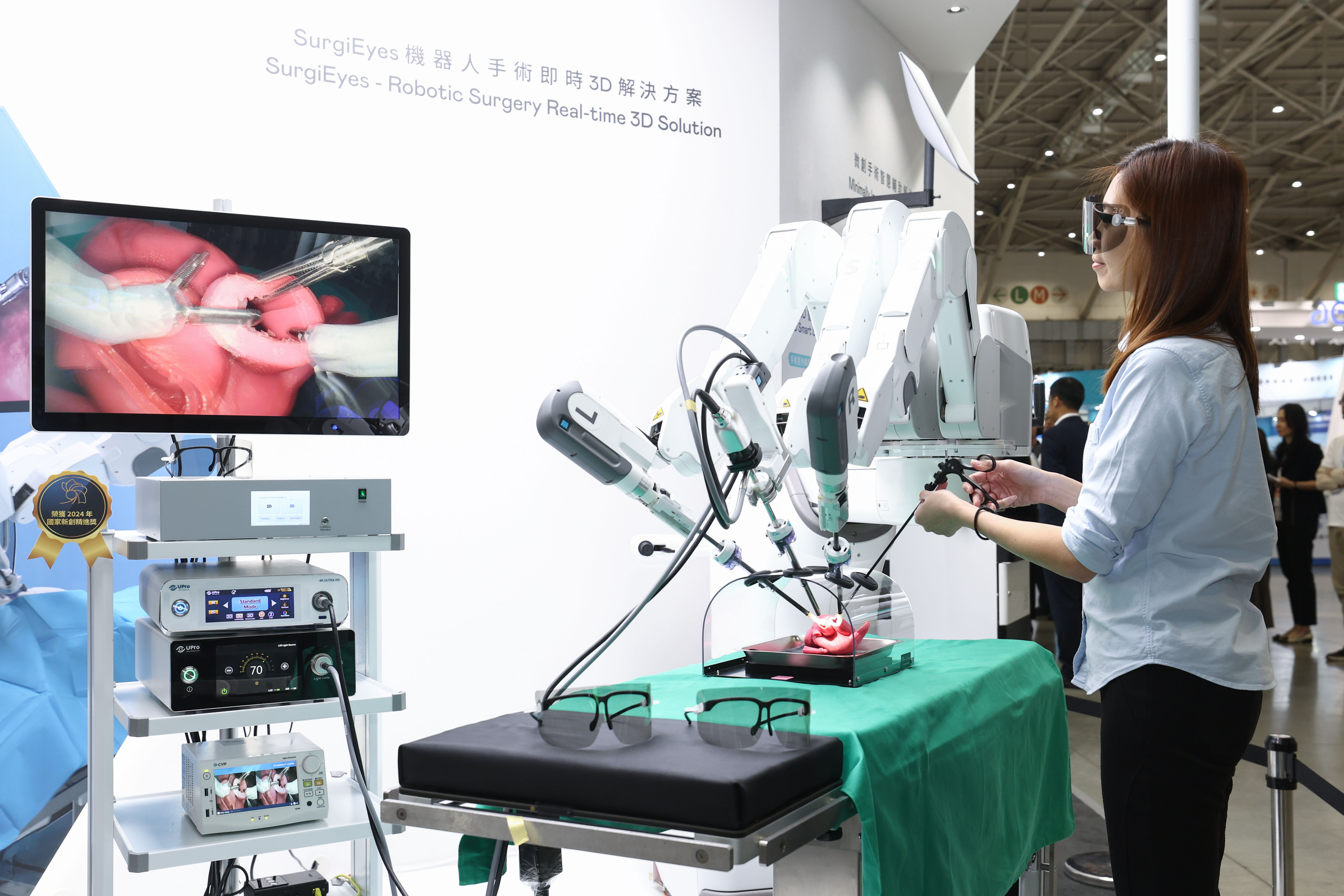 達擎以〝SurgiEyes機器人手術即時3D解決方案〞為核心，打造全方位的3D智慧手術影像平台，透過即時的影像串聯，連結手術室內、外跨場域的應用，協助醫師突破時空限制，為遠距醫療帶來更多的可能性