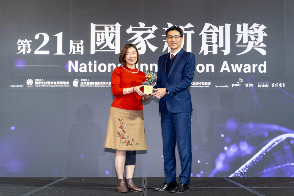 友達旗下子公司友達耘康與達擎分別以「中醫數位化檢測解決方案」及「寬視角3D醫療顯示器」獲得第二十一屆國家新創獎「智慧醫療與健康科技」類別的「企業新創獎」與「國家新創精進獎」兩項殊榮。圖左為衛生福利部政務次長林靜儀、圖右為友達光電智慧醫療事業群總經理廖世宏