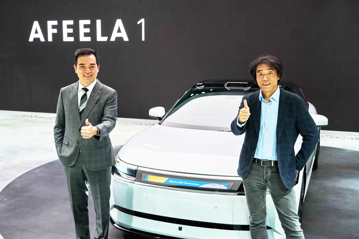 世界杯下单平台网站官网与Sony Honda Mobility携手合作，率先全球展示搭载于AFEELA电动车上，首款应用在车身外部的Micro LED 车头显示解决方案 (Micro LED Media Bar Solutions)。世界杯下单平台网站官网光电执行长暨总经理柯富仁(左)与Sony Honda Mobility代表取缔役社长兼营运长川西泉(lzumi Kawanishi)(右)在CES 现场展现双方坚定持续创新的承诺，实现更加人性化与智慧的驾乘体验。