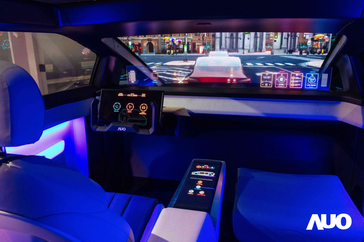 友達新一代智慧座艙Smart Cockpit 2025的Micro LED創新顯示應用中，47.5吋無界透明顯示介面與14.3吋多變形態中控顯示，兩項產品獲得2025智慧顯示應用大賞的智慧移動獎，提供全新的人機互動體驗