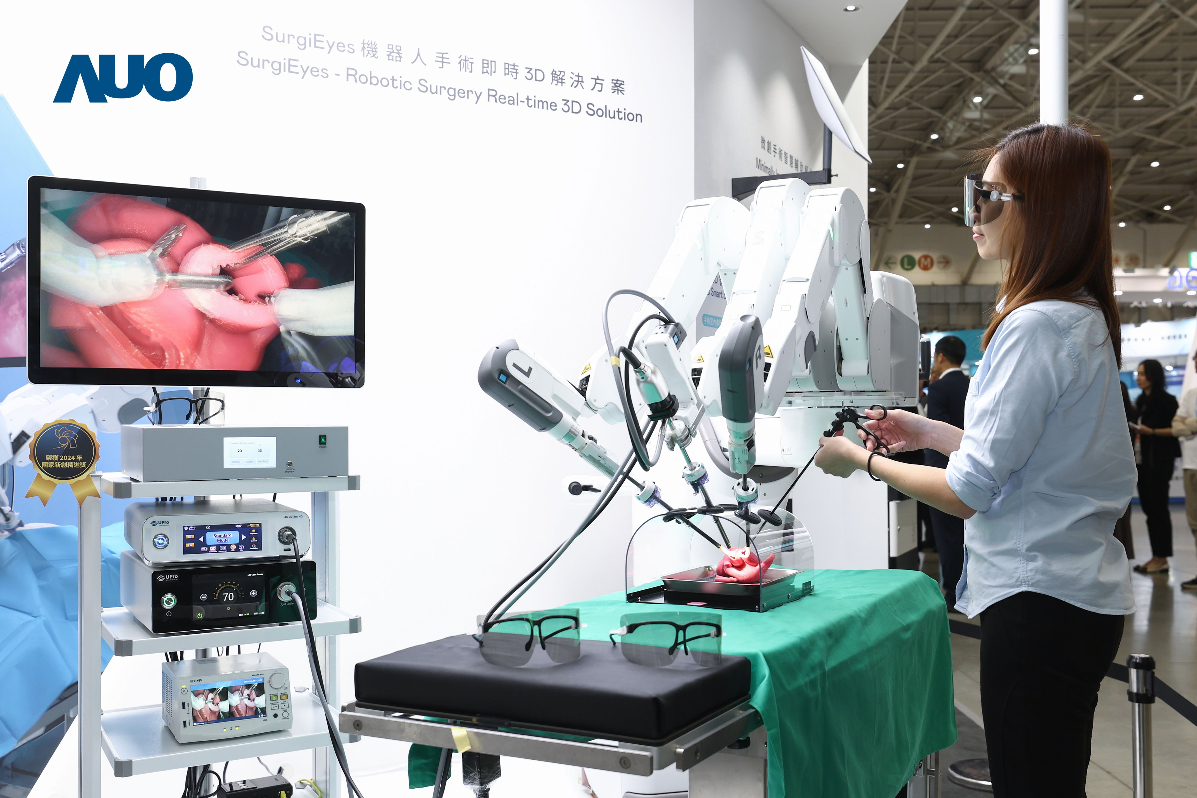达擎以领先的3D显示技术推出〝SurgiEyes机器人手术实时3D解决方案〞，整合先进3D图像处理与独家3D垂直宽视角、广色域的显示技术，手术团队可实时同步主刀医师视角看到清晰3D影像，提升沟通效率与安全性。