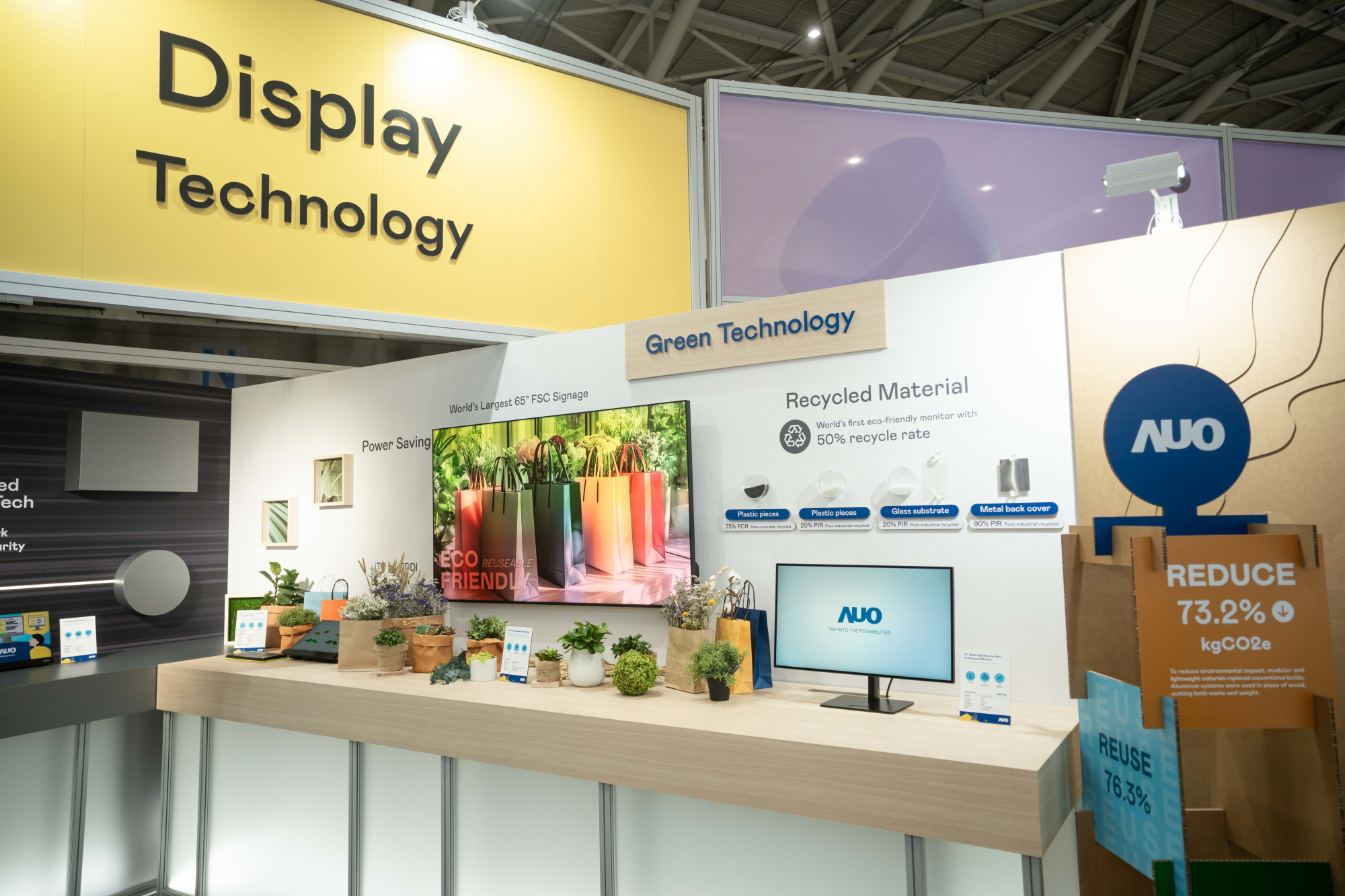 友達Touch Taiwan 2025雙展位再度獲etouch 綠色裝潢設計獎肯定；智慧顯示展位以鋁製模組系統取代傳統木作施作，並在相關裝潢物與設計使用可回收、可重複使用的材料，體現低碳與循環精神。