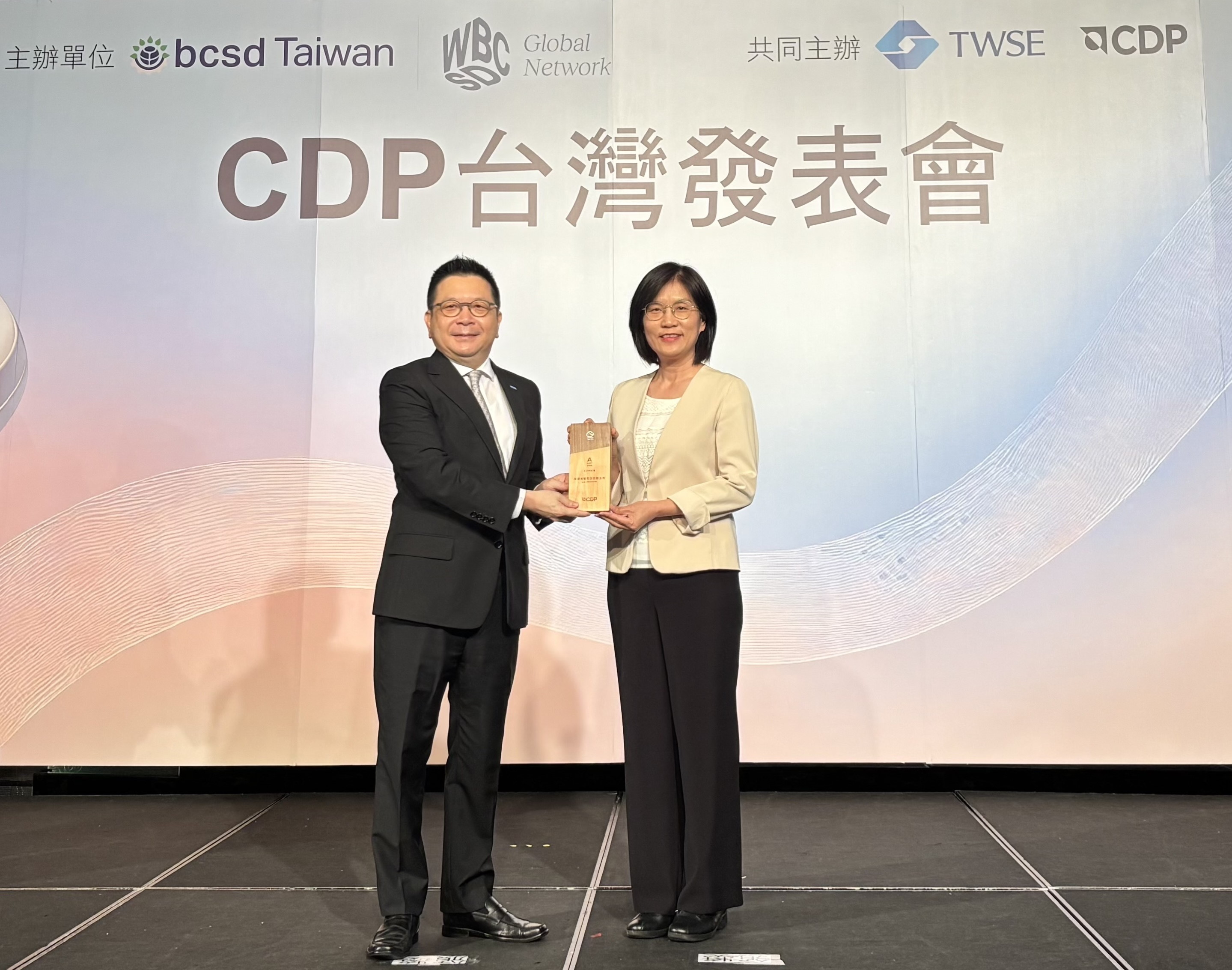 友達永續成果再獲國際評比肯定，獲頒CDP氣候與水資源雙項領導力評級。今由臺灣證券交易所董事長林修銘（左）頒獎，友達光電永續長古秀華（右）代表受獎