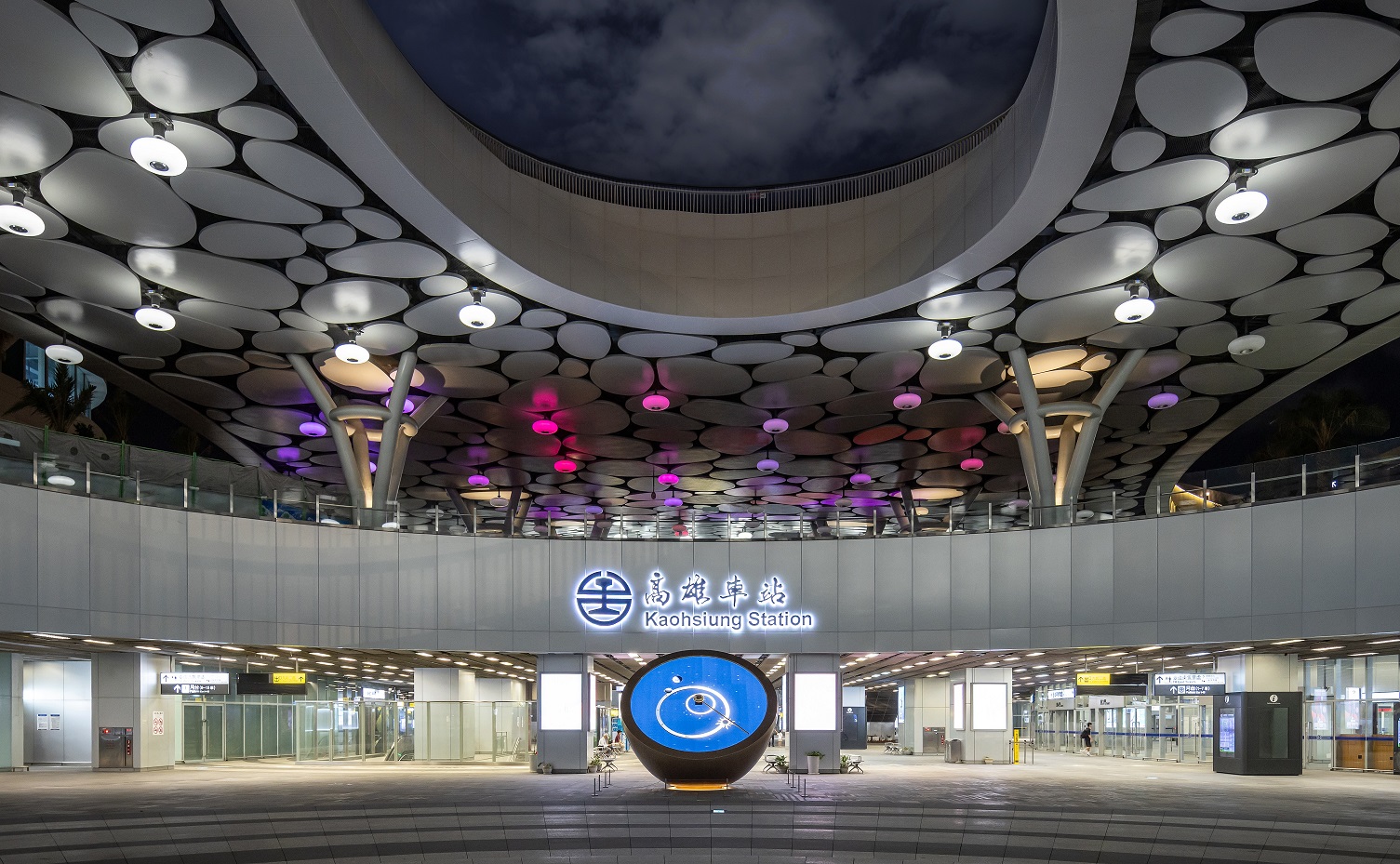 創利空間參與《高雄車站共感空間》公共藝術計畫，擔任視覺科技整合夥伴。於「看時間」天文鐘作品中提供技術指導，整合圓形LED鐘面與鐘體結構，在時間、天象星盤與空間氛圍間生動展演