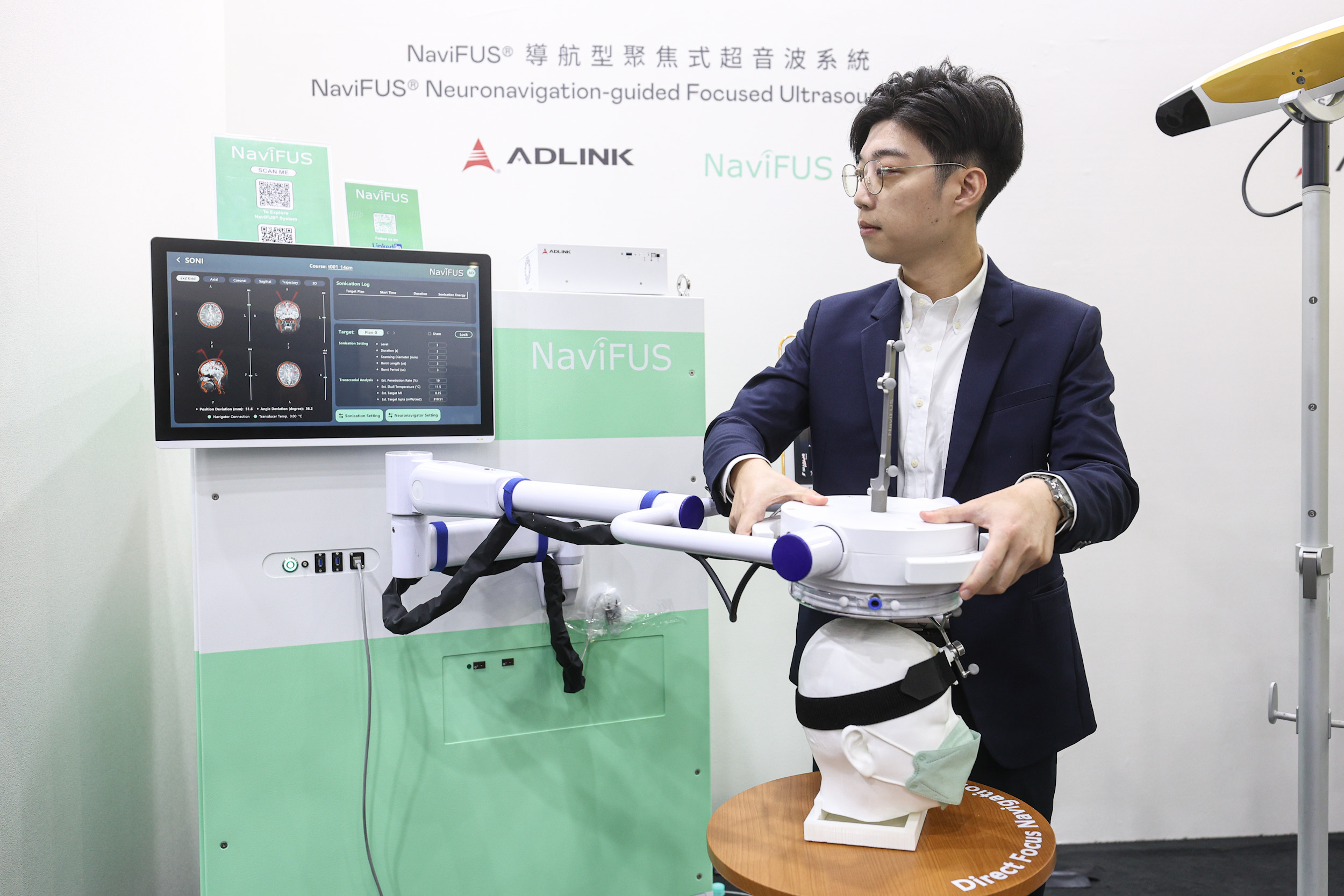 达擎携手凌华科技与浩宇生医合作的〝NaviFUS&reg; 导航型聚焦式超音波系统〞，以凌华医疗级边缘运算平台为核心，结合光学导航与穿颅超音波技术，非侵入性将能量精准聚焦脑内病灶，可暂时开启血脑屏障，提升药物递送与治疗效果。