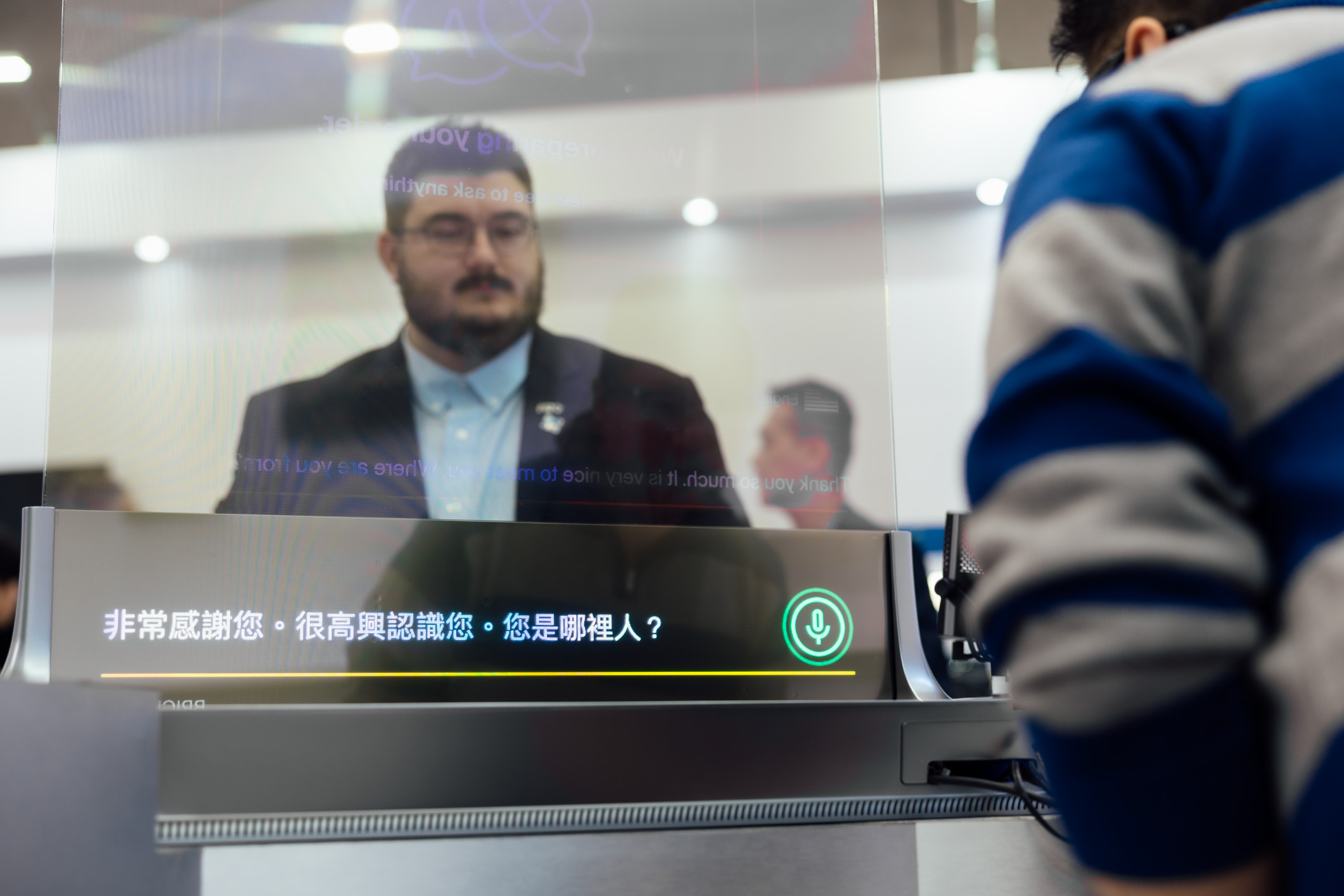 达擎42吋多语系AI互动翻译系统，可支持实时多国语言翻译，协助消费者与服务人员沟通无障碍，并保留自然眼神与表情互动，提升国际性零售场域的服务质量。