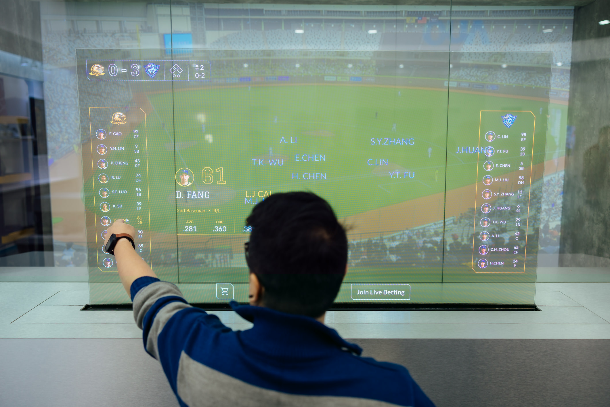 达擎64吋Sports AR Solution Sports AR解决方案结合实时运动赛事数据与互动内容，观众可透过Micro LED显示器的透明特性，在观看实体赛事的同时，同步于显示屏幕上取得与实体球员及赛事对应的相关信息，获得专属的沉浸式体验，提升现场参与感。