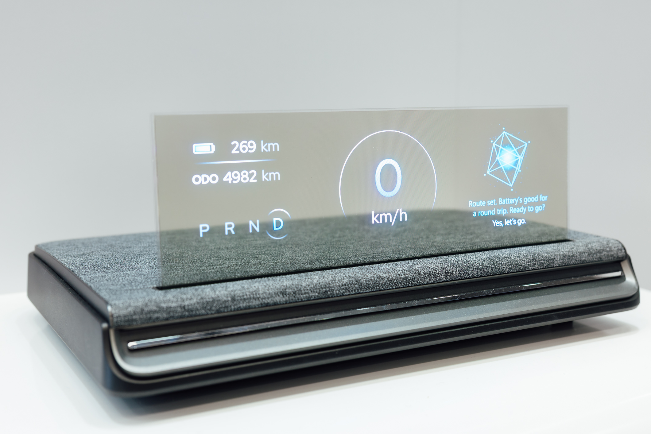 全球首款Aero Module透明Micro LED显示器模块外观轻盈通透，可与数字内容完美融合，提供动态显示、先进控制、个人化沉浸感受。